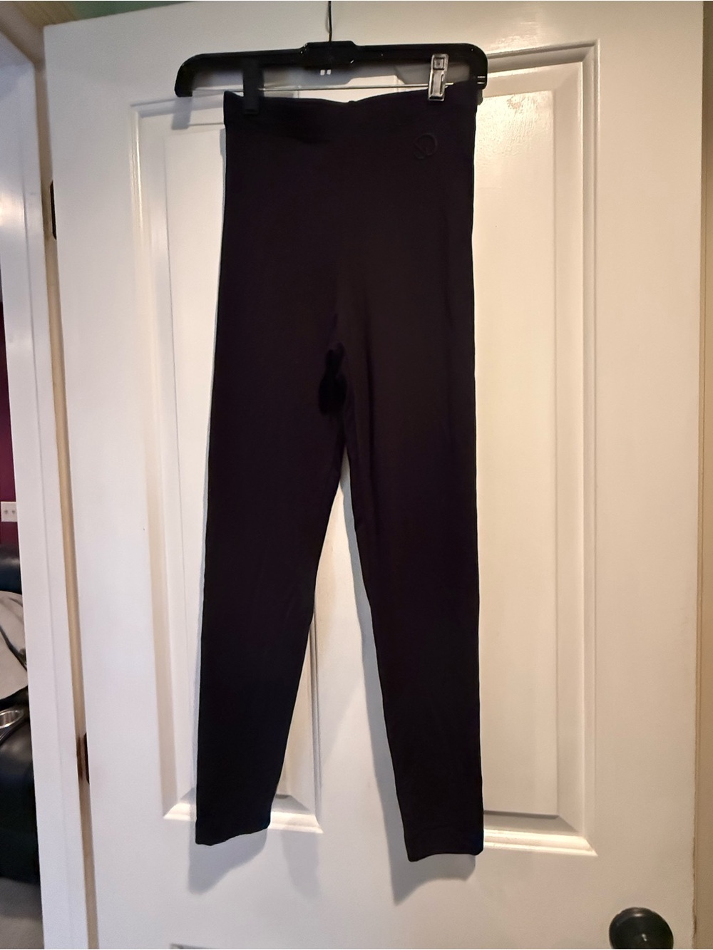 High-Rise Black Performance Leggings with Subtle Logo